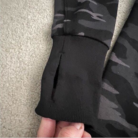 ATHLETA TRIUMPH CAMO CREWNECK SWEATSHIRT SIZE LARGE - Picture 6 of 9